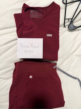 Figs Women's V-Neck Scrub Top & Joggers Set - Burgundy